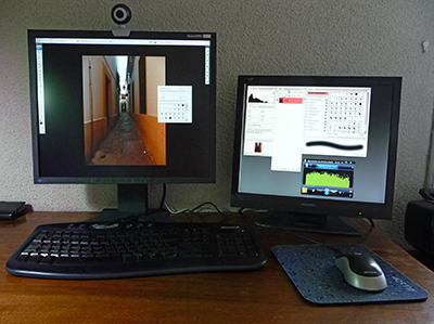 Trabajar con dos monitores a la vez es muy cómodo.